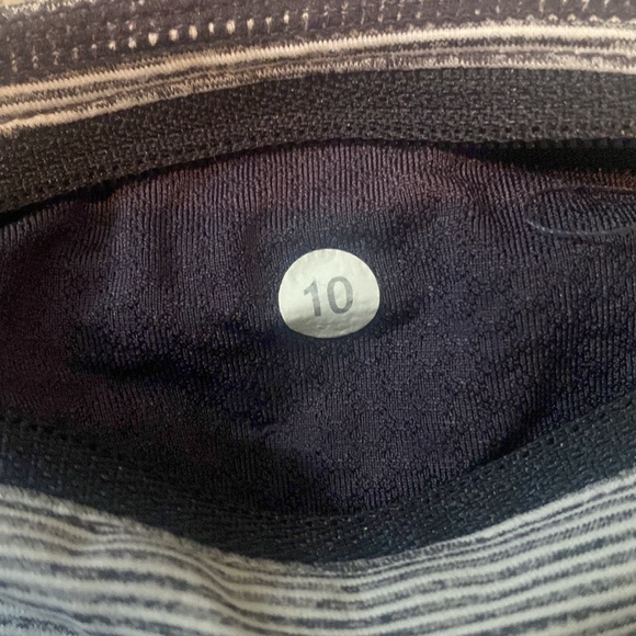 Lululemon Speed Up Shorts - Picture 3 of 3